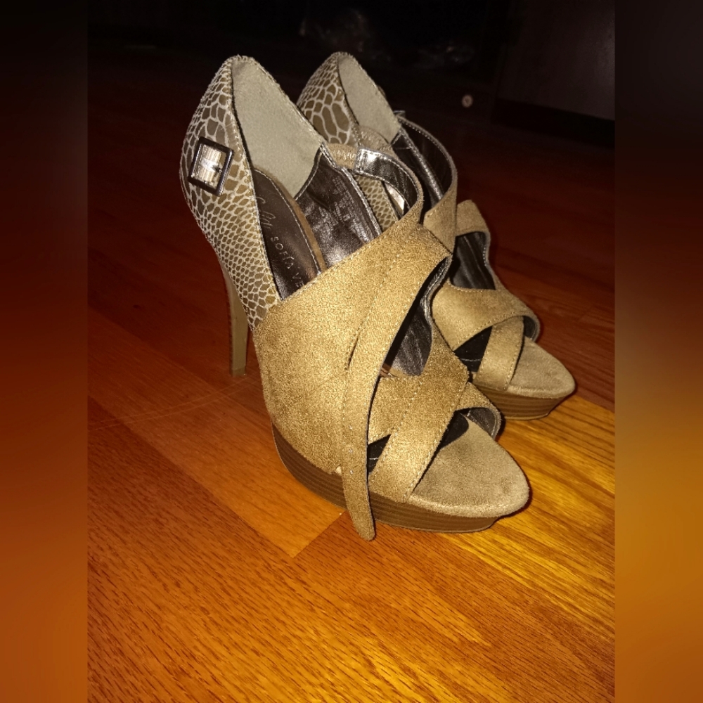 SOFIA VERGARA SNAKE SKIN PUMPS 7